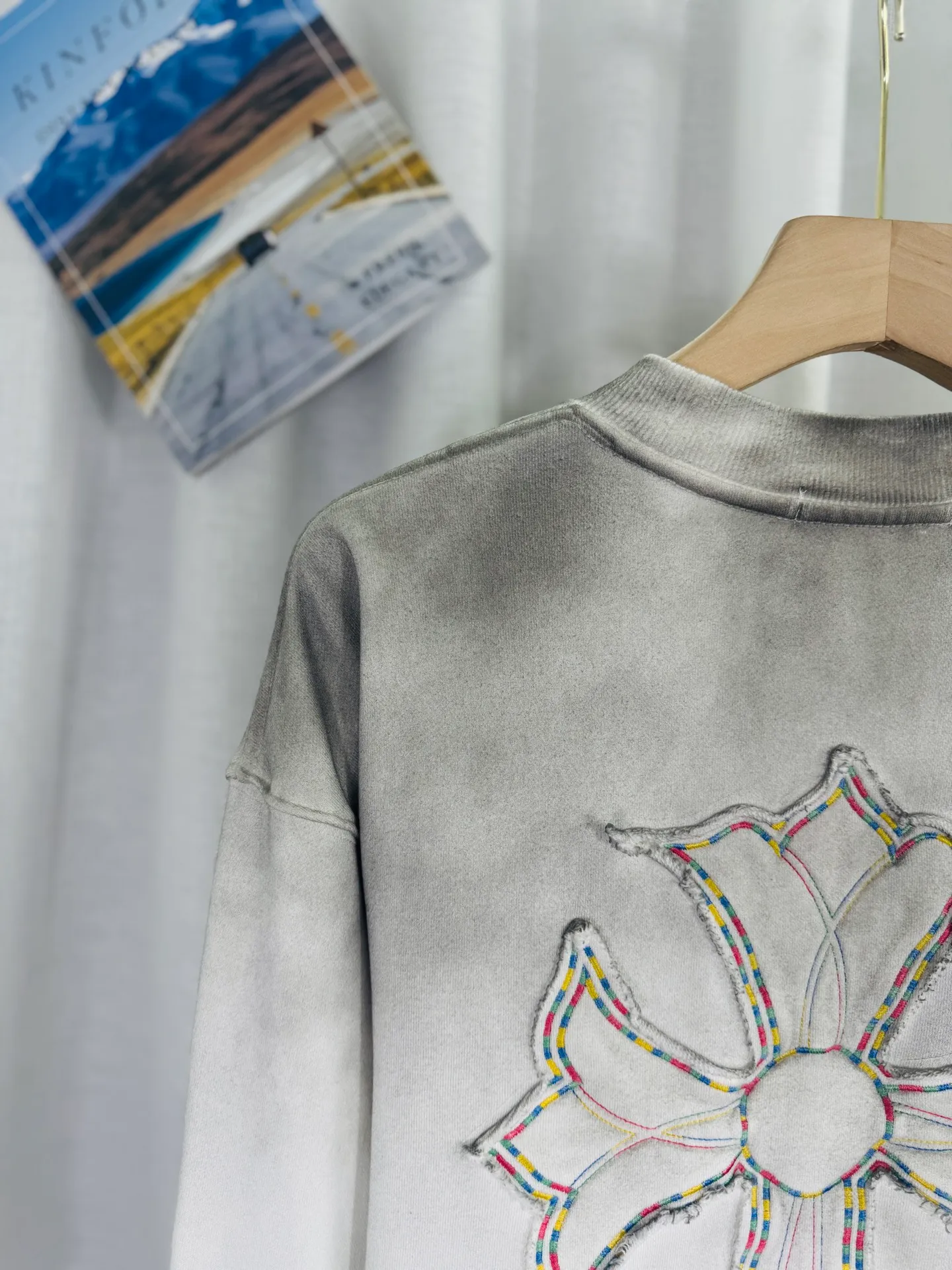 P280 top version, real shot without P, ​​different from market currency) 𝗖𝗵𝗿𝗼𝗺𝗲 𝗛𝗲𝗮𝗿𝘁𝘀/Cro Heart 2025 washed patch embroidery autumn and winter new original single counter American laser burnt 3D three-dimensional color embroidery couple casual sweatshirt 👑The highest version! Customized fabric 430g tripe terry fabric! American acid-washed and distressed original fabric laser burnt ✟appliqué embroidery and exquisite embroidery of letters! The best-selling model in the counter, very comfortable to wear. Accessories: original molded and authenticated collar label➕100% silk wash label. Genuine purchase-grade original hangtag➕matching hanging rope➕3D hanging beads➕original packaging bag. Craftsmanship: The original version has consistent wiring! The highest version of the armhole matching technique! Color: White Black Size: S M L XL Style No.: 9328